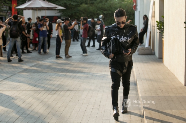 Street style VIFW ngày 2: Năng động, thoải mái nhưng phải cool triệt để - Ảnh 4.