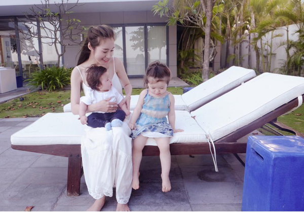 Cadie Mộc Trà hôn má em trai ngọt ngào