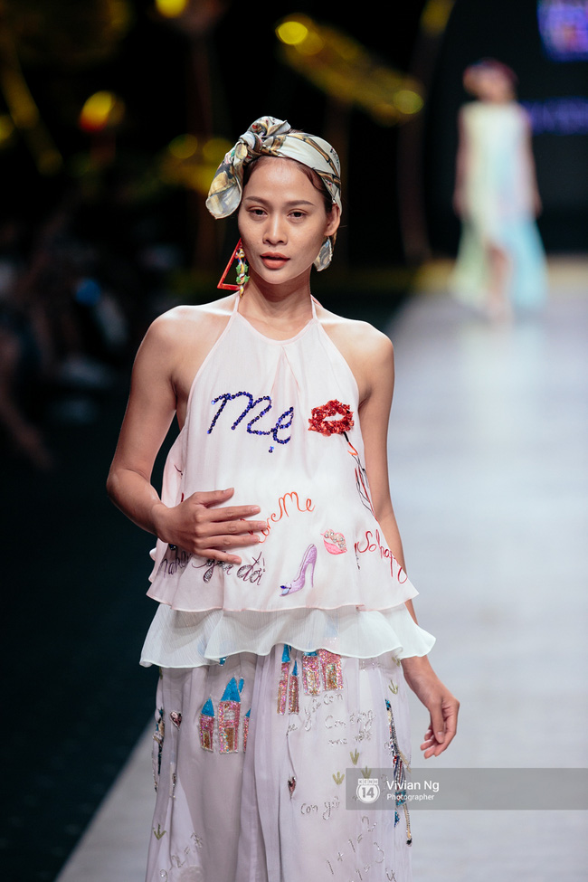 VIFW 2016 ngày 2: Khi mẫu U70, mẫu nhí lẫn bà bầu đổ bộ sàn runway - Ảnh 7.