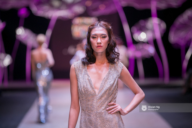 VIFW 2016 ngày 2: Khi mẫu U70, mẫu nhí lẫn bà bầu đổ bộ sàn runway - Ảnh 40.