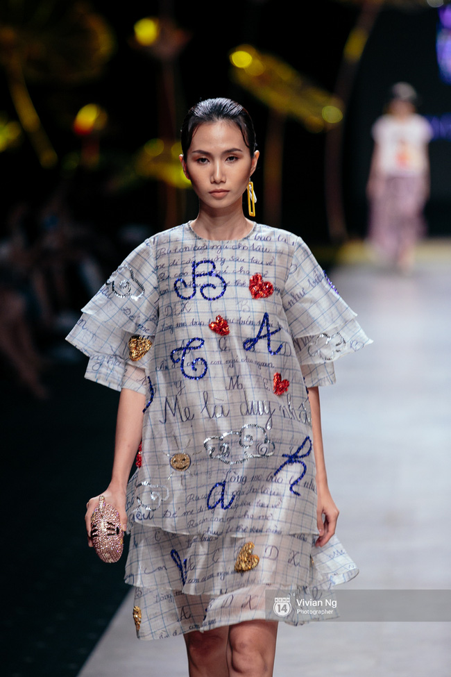 VIFW 2016 ngày 2: Khi mẫu U70, mẫu nhí lẫn bà bầu đổ bộ sàn runway - Ảnh 11.