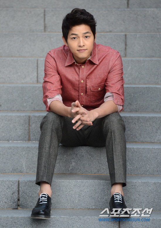 Song Joong Ky: chàng hoàng tử trong mơ khiến các nàng siêu lòng chỉ với trang phục đơn giản và giày sneaker trắng