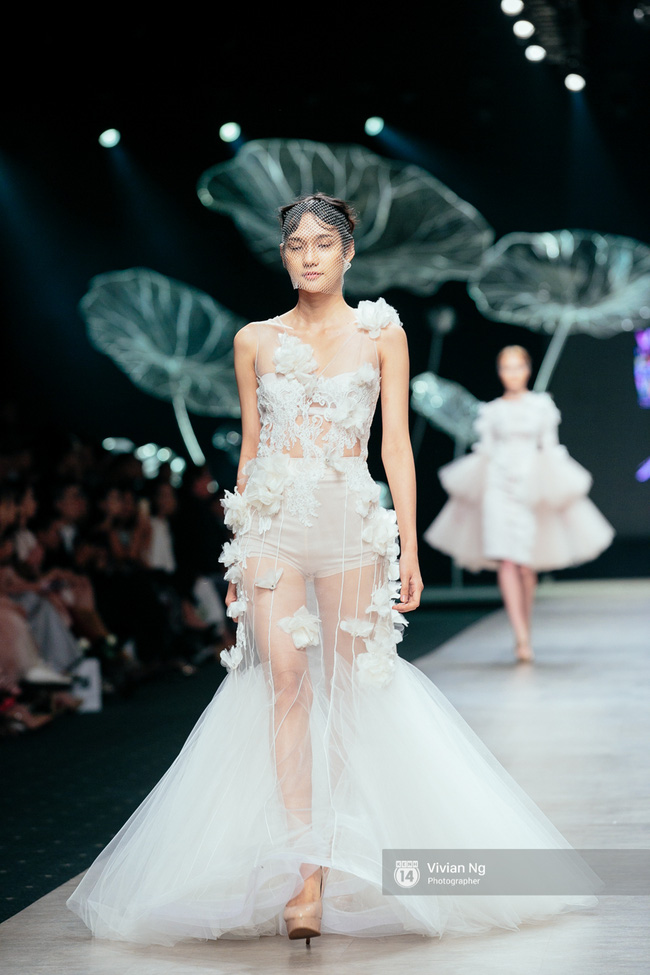 VIFW 2016 ngày 2: Khi mẫu U70, mẫu nhí lẫn bà bầu đổ bộ sàn runway - Ảnh 90.