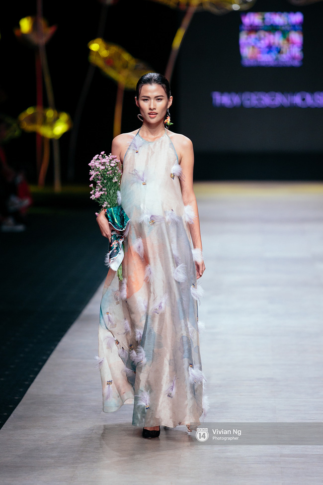 VIFW 2016 ngày 2: Khi mẫu U70, mẫu nhí lẫn bà bầu đổ bộ sàn runway - Ảnh 24.