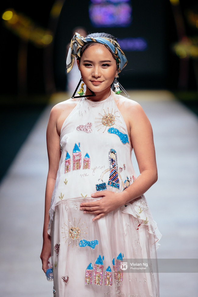 VIFW 2016 ngày 2: Khi mẫu U70, mẫu nhí lẫn bà bầu đổ bộ sàn runway - Ảnh 6.