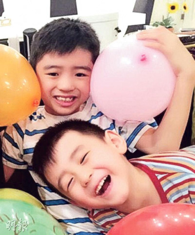  Hai con trai của Tạ Đình Phong và Trương Bá Chi hiện đang sống cùng mẹ ruột. 