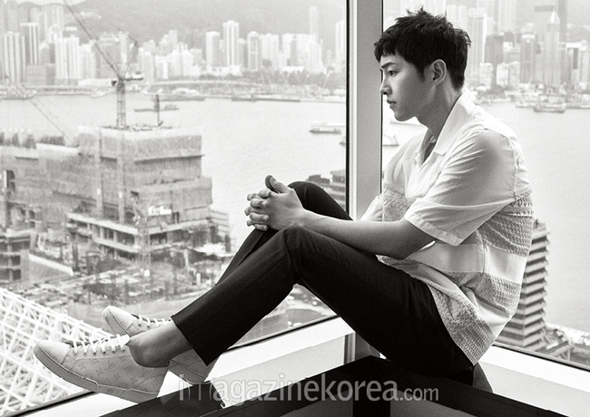 Song Joong Ki tung loạt ảnh giường chiếu khiến fan mê mệt - Ảnh 4.