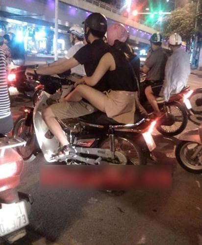 Choáng với tư thế ngồi quặp chặt chân bạn trai của cô nàng trên xe máy