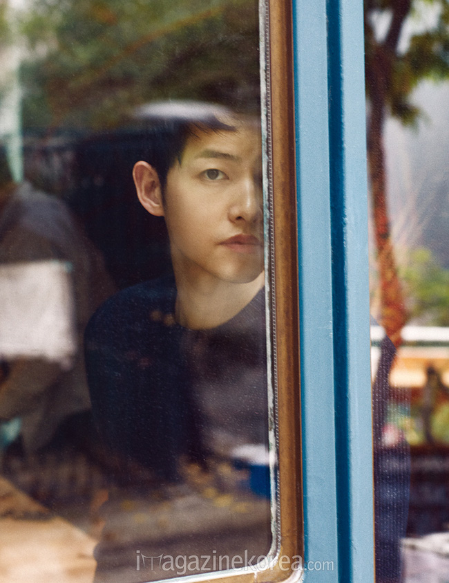 Song Joong Ki tung loạt ảnh giường chiếu khiến fan mê mệt - Ảnh 7.