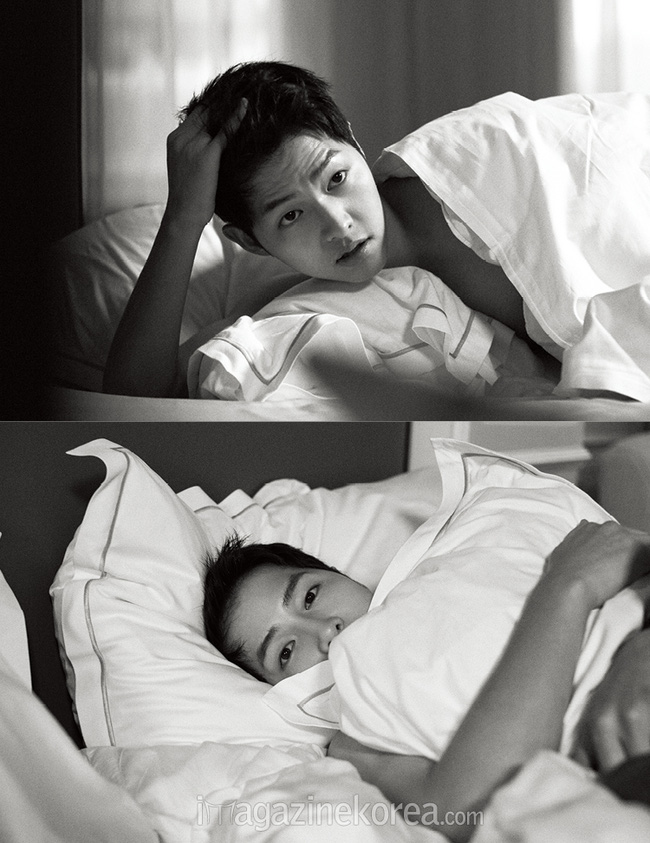 Song Joong Ki tung loạt ảnh giường chiếu khiến fan mê mệt - Ảnh 1.