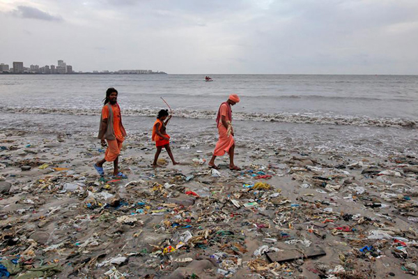 Bãi biển ngập ngụa rác thải ở Mumbai, Ấn Độ. Ảnh: Vovek Prakash.