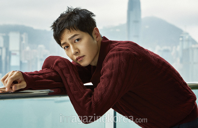 Song Joong Ki tung loạt ảnh giường chiếu khiến fan mê mệt - Ảnh 10.