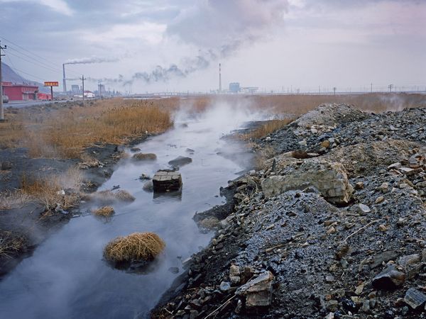 Nước thải, chất thải từ một nhà máy phân bón ở Trung Quốc chảy thẳng vào nhánh sông Hoàng Hà. Ảnh: Greg Girard.