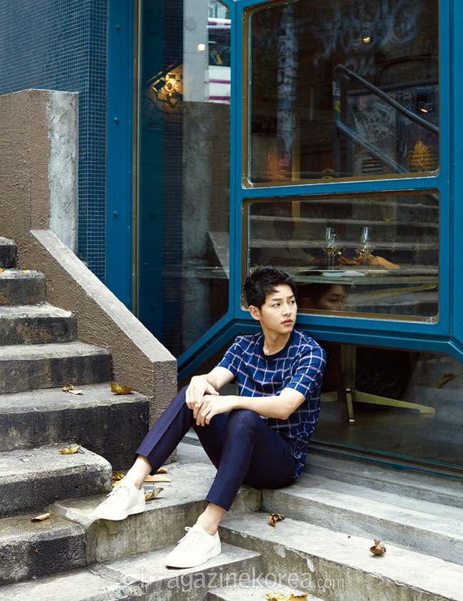 Song Joong Ki tung loạt ảnh giường chiếu khiến fan mê mệt - Ảnh 20.