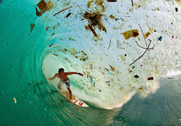 Lướt sóng trên vùng biển ngập rác ở Java (Indonesia), hòn đảo bị ô nhiễm nhất trên thế giới. Ảnh: populationspeakout.org