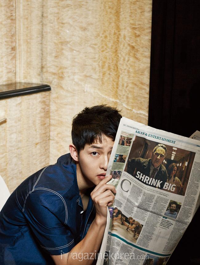 Song Joong Ki tung loạt ảnh giường chiếu khiến fan mê mệt - Ảnh 13.