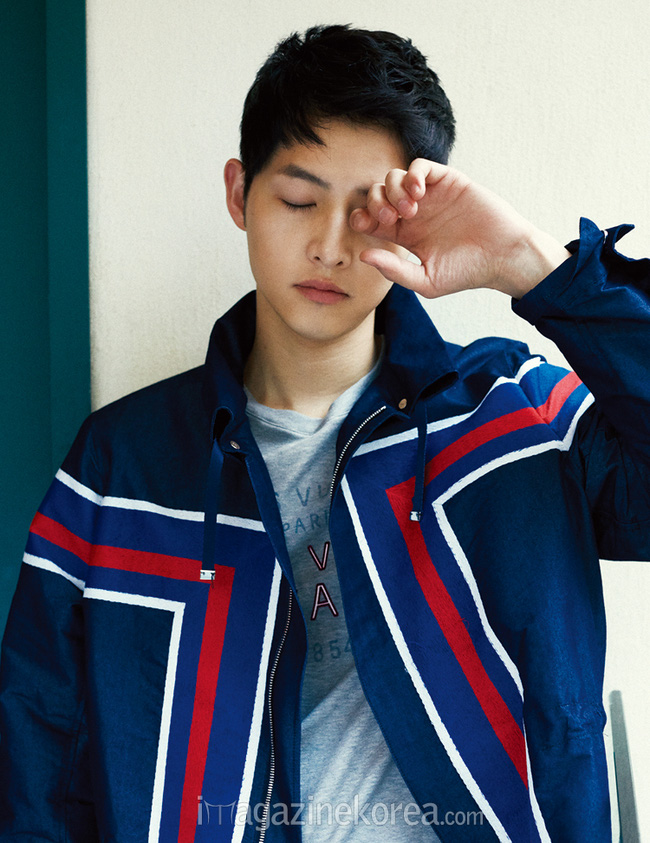 Song Joong Ki tung loạt ảnh giường chiếu khiến fan mê mệt - Ảnh 18.