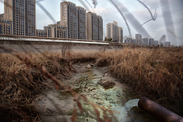Nước thải chảy vào kênh thủy lợi ở khu vực dân cư ở thành phố Bảo Định, tỉnh Hà Bắc, Trung Quốc. Tình trạng ô nhiễm nước thải ở thành phố này đã diễn ra trong thời gian dài, đôi khi còn có chỉ số kim loại nặng nguy hiểm và ô nhiễm không khí ở mức độ cao. Ảnh: Souvid Datta, ChinaFile.