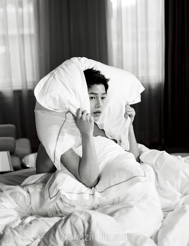Song Joong Ki tung loạt ảnh giường chiếu khiến fan mê mệt - Ảnh 3.
