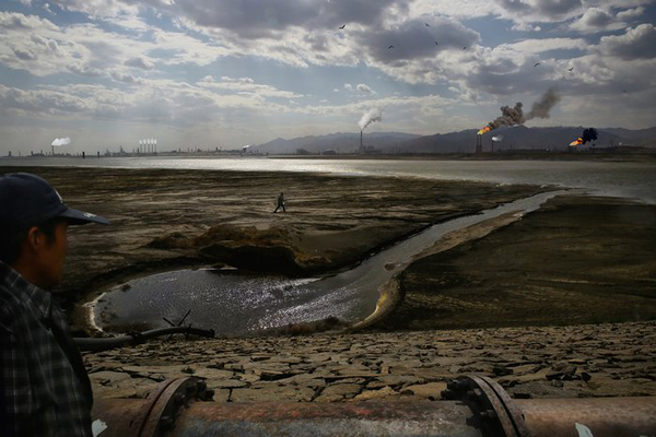 Hồ nước rộng lớn bên ngoài thành phố Bao Đầu, Nội Mông Cổ, bị ô nhiễm bởi chất thải độc hại từ các khu công nghiệp. Ông Ghazlan Mandukai, 52 tuổi, đã trồng trọt ở khu vực này 40 năm cho đến khi ô nhiễm biến nơi đây thành vùng đất chết. Theo giới chức Trung Quốc, 59,6% lượng nước ngầm trên lãnh thổ quốc gia này đã bị ô nhiễm không thể sử dụng được. Ảnh: Souvid Datta, ChinaFile.