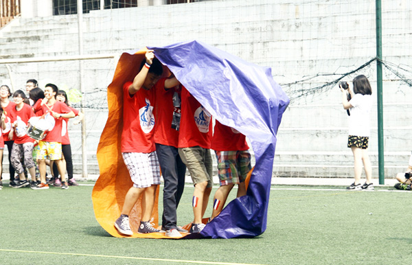 Trò chơi độc đáo “Chuột lang lăn bánh” yêu cầu các thành viên phải phối hợp nhịp nhàng, ăn ý