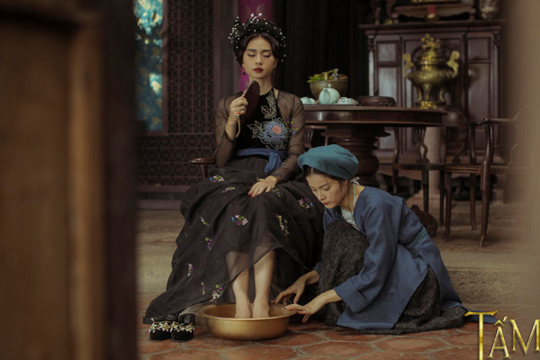 Hạ Vi ngồi dưới sàn rửa chân cho Ngô Thanh Vân