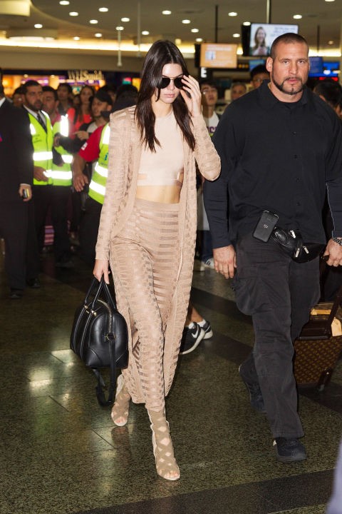 Muon kieu dien crop top khoe eo thon cua Kendall Jenner hinh anh 15