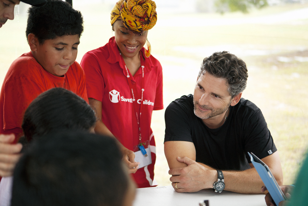 Nam diễn viên người Úc Eric Bana chơi cùng các bé trong chuyến đi từ thiện tại Tây Sydney năm 2014.