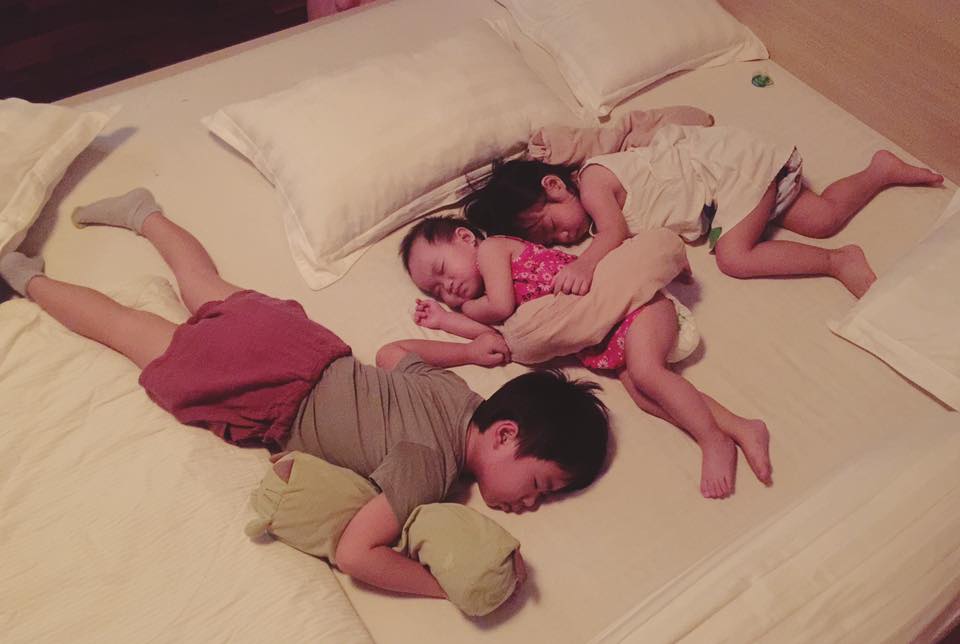 Đến trưa, cả 3 lại lăn ra ngủ... Hình ảnh các con nhà Lý Hải rất đáng yêu