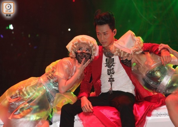 Lam Phong nam quan tai kinh trong live show rieng hinh anh 3