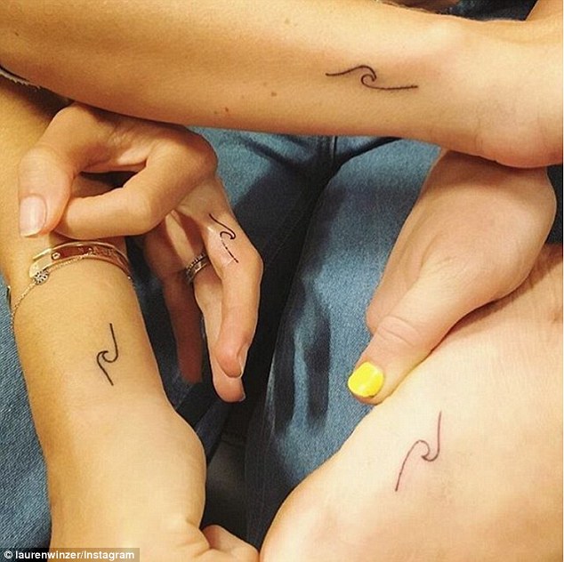 Miley Cyrus hí hửng khoe hình xăm đôi với  chị dâu tương lai 