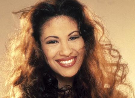 Selena Quintanilla-Pérez hay còn được mệnh danh là Nữ hoàng nhạc Tejano” đã bị bắn chết khi mới 23 tuổi. Hung thủ, trớ trêu thay lại chính là chủ tịch câu lạc bộ người hâm mộ của Selena, Yolanda Saldivar. Khi fan club mới được thành lập vào năm 1991, Selena đã kết bạn với Saldivar và thậm chí còn thuê cô này làm trợ lý và giúp mình quản lý các cửa hàng kinh doanh. Tuy nhiên, Saldivar lại biển thủ công quỹ và bị sa thải. Một thời gian sau, Saldivar tìm gặp Selena với lí do bàn giao các giấy tờ về thuế và thảm kịch đã diễn ra. Sau khi gây án, cảnh sát phải tổ chức vây bắn tới 9 giờ đồng hồ, Saldivar mới chịu đầu hàng.