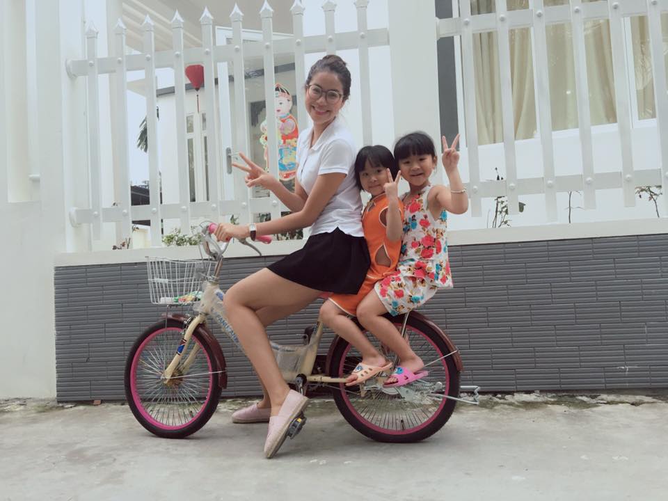 Hoa hậu Phạm Hương khoe ảnh về quê và vui đùa cùng các cháu, cô còn nghịch ngợm cưỡi xe đạp
