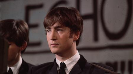 Vào một buổi chiều tháng 12/1980, Mark David Chapman đã xin được chữ ký của thành viên ban nhạc The Beatles, John Lennon. Chẳng ai ngờ được rằng, ngay trong buổi tối hôm đó, Chapman đã nổ súng bắn chết thần tượng ngay bên ngoài căn hộ của Lennon ở thành phố New York. Say khi gây án, Chapman vẫn ở lại hiện trường cho đến khi bị cảnh sát bắt và đã nhanh chóng nhận tội. Sự ra đi của John Lennon đến bây giờ vẫn là một cú sốc đối với người hâm mộ và vụ ám sát của Chapman cũng trở thành một trong những vụ ám sát nổi tiếng nhất trong lịch sử thế giới.