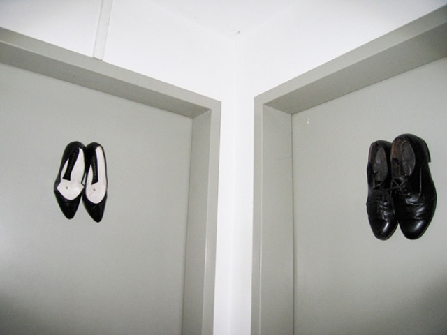 Đôi giày và giày cao gót đã nói lên tất cả để biết được đâu là nơi dành cho nam và cho nữ.