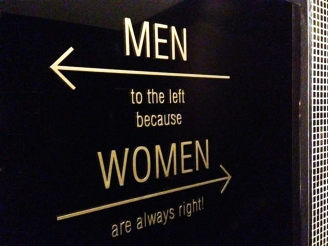 Nam giới bên trái bởi phụ nữ luôn đúng. Tác giả sử dụng từ đồng âm right trong tiếng Anh vừa có nghĩa bên phải, vừa có nghĩa đúng.