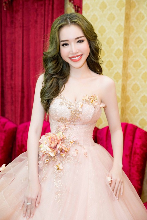 Hot girl ngực khủng Elly Trần lo lắng cho con nhỏ vì lần đầu đi diễn xa