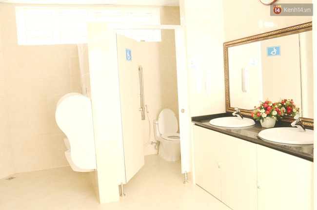 Cận cảnh độ sang chảnh của nhà vệ sinh công cộng 5 sao miễn phí mới toanh ở Đà Nẵng - Ảnh 2.