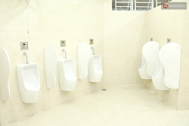 Cận cảnh độ sang chảnh của nhà vệ sinh công cộng 5 sao miễn phí mới toanh ở Đà Nẵng - Ảnh 4.