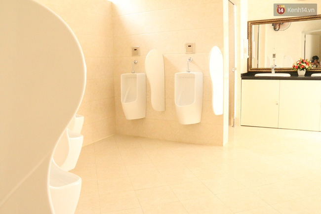 Cận cảnh độ sang chảnh của nhà vệ sinh công cộng 5 sao miễn phí mới toanh ở Đà Nẵng - Ảnh 9.