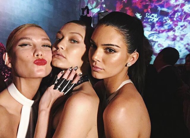 Taylor Swift nhảy cùng Loki, Kendall Jenner và loạt sao phá luật cấm selfie ở Met Gala - Ảnh 8.