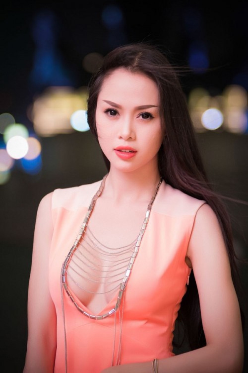 Những người đẹp Việt nghiện váy khoe ngực
