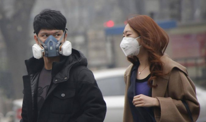 Người dân Bắc Kinh đeo mặt nạ phòng độc và khẩu trang lọc khí khi ra đường