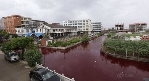 Tháng 5 năm 2015, nước sông Tân Mỹ Châu tại thị trấn cảng Huyền Long bất ngờ chuyển sang màu đỏ như máu khiến nhiều người hoảng hốt.