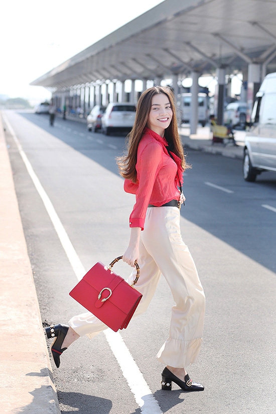 ho-ngoc-ha-noi-bat-khi-ra-san-bay-di-cong-tac-3