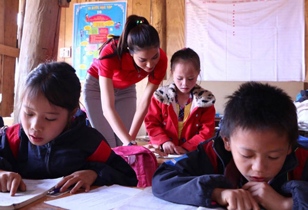 Phạm Hương lên miền núi giã gạo dạy chữ cho trẻ em dân tộc
