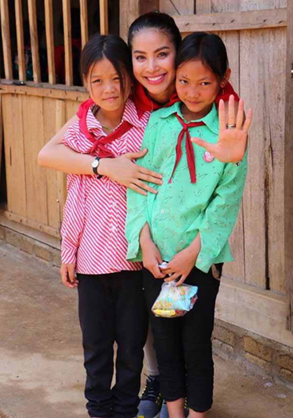 Phạm Hương lên miền núi giã gạo dạy chữ cho trẻ em dân tộc