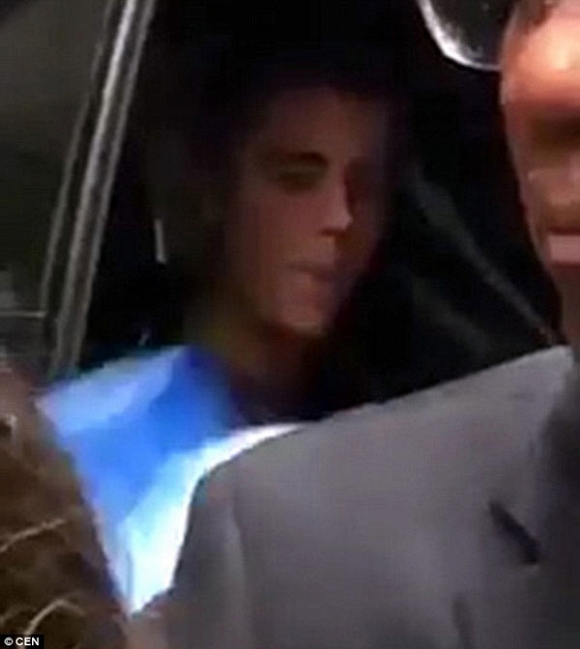 Justin Bieber lại gây  chướng tai gai mắt  khi vứt cờ Argentina xuống đất
