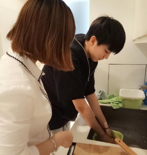 Vương Tuấn Khải giúp mẹ rửa rau, Hoàng Cảnh Du khoe ảnh chụp cùng mẹ