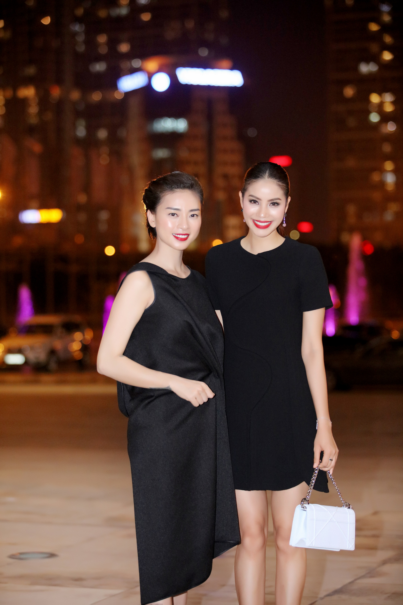 Tham dự sự kiện này, Hoa hậu Hoàn vũ Việt Nam 2015 có dịp hội ngộ “đả nữ” điện ảnh Việt Ngô Thanh Vân. Không hẹn mà gặp, cả hai cùng diện trang phục đen tuyền và chụp hình cùng nhau.